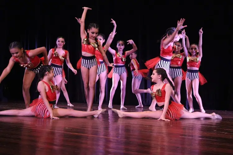 Gimnastas de Club Maggy encenderán la magia en su Gala Navideña 2025