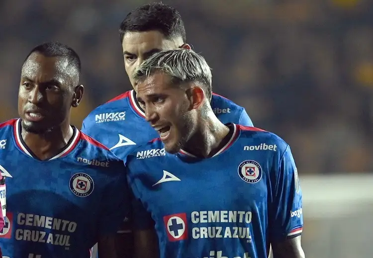 Cruz Azul comete error infantil y le regala gol al Flamengo (VIDEO)