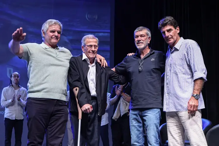 Uruguay rinde emotivo homenaje al mítico Óscar Tabárez