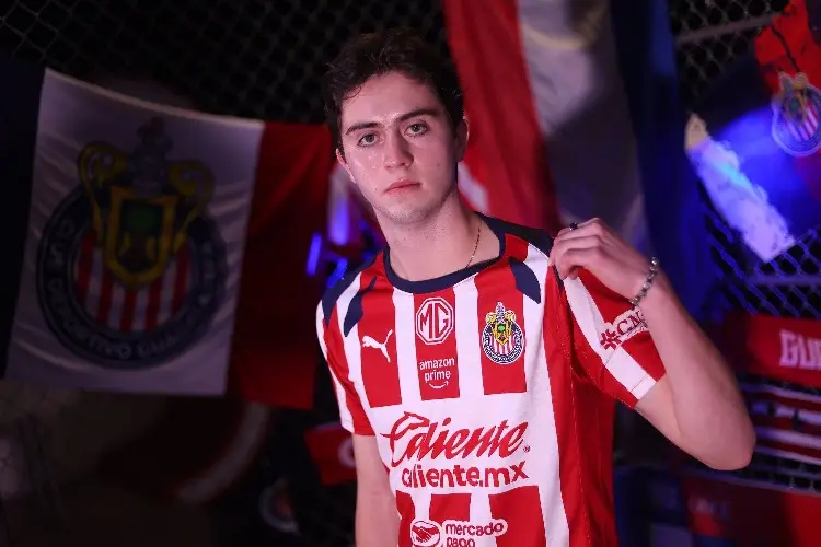 ¡No es un modelo! Chivas anunció a su primer refuerzo para el Clausura 2026