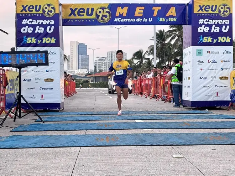 Hermanos Nava Águila ganan carrera de la XEU en modalidad 5K y 10K