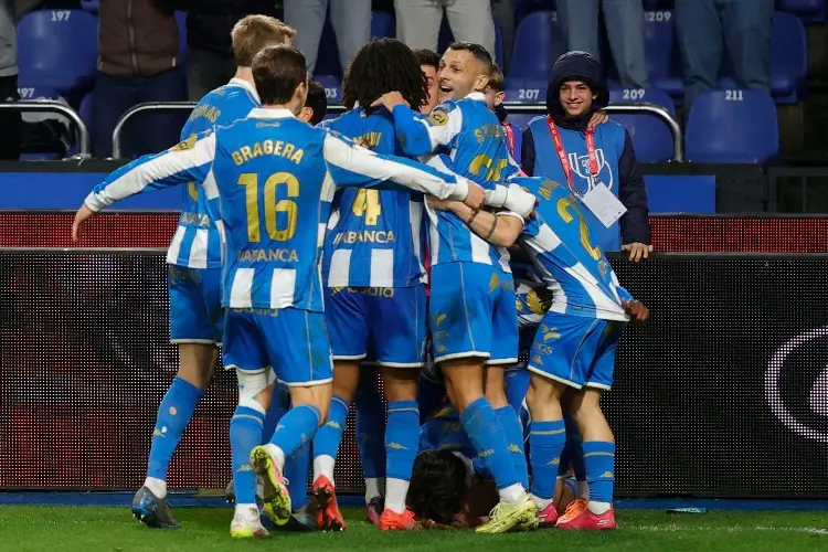 La Coruña avanza a octavos de final de la Copa del Rey con gol de último minuto