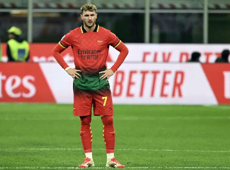 Confirmado: Santi Giménez será operado y es baja del AC Milan