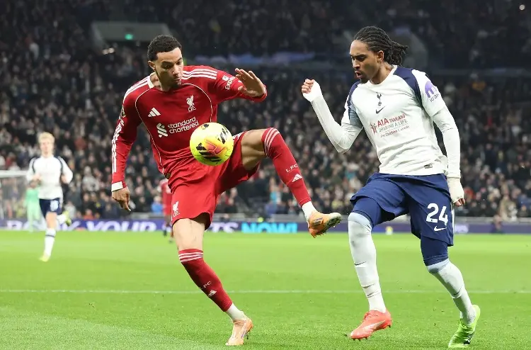 Sufriendo hasta el final, Liverpool se impone a Tottenham en la Premier League