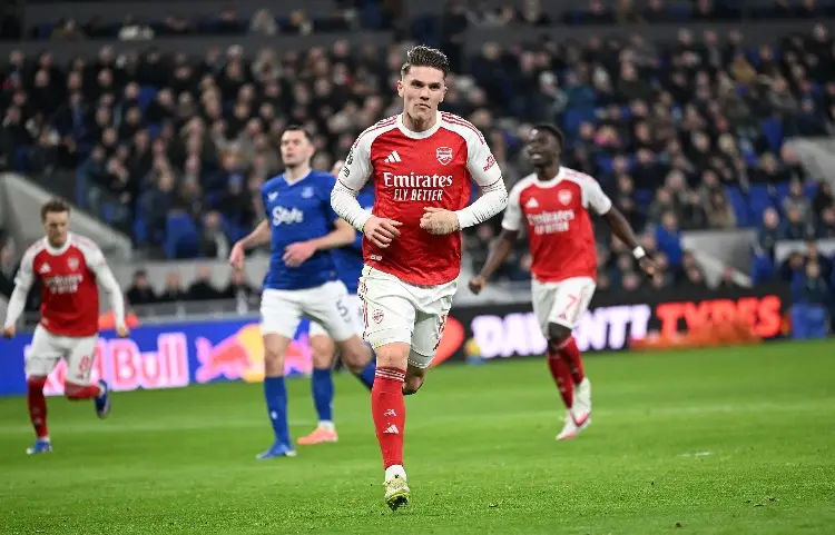 Con sufrimiento, Arsenal vence al Everton y recupera el liderato de la Premier League