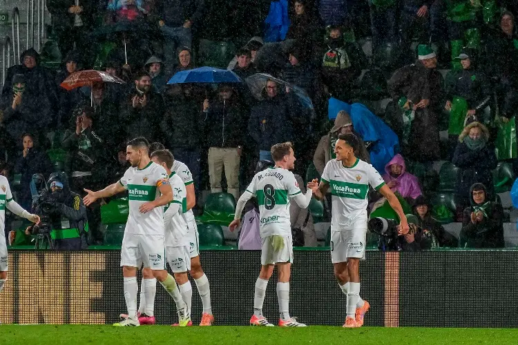 Elche golea al Rayo Vallecano y se aleja de la zona de descenso en la liga española