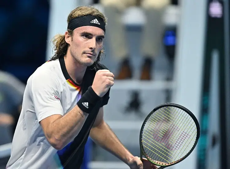 Stefanos Tsitsipas cambia de raqueta para regresar al Top 10 del mundo