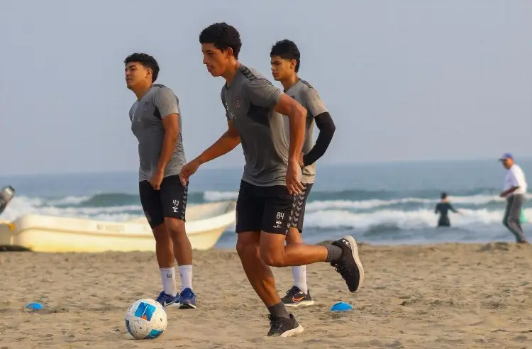 Racing se prepara en las playas de Veracruz previo al arranque de la Liga TDP