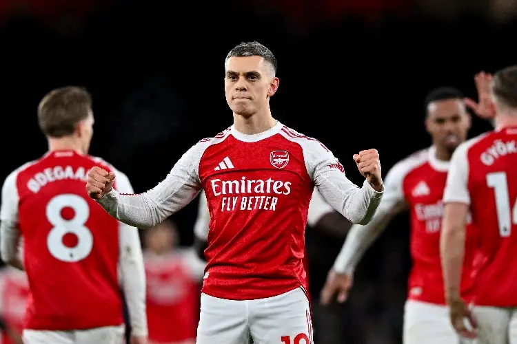 Arsenal muestra su poderío contra el Aston Villa y cierra el año como líder de Inglaterra