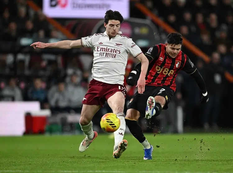 Arsenal sufre pero se impone a Bournemouth y mantiene el liderato en la Premier League