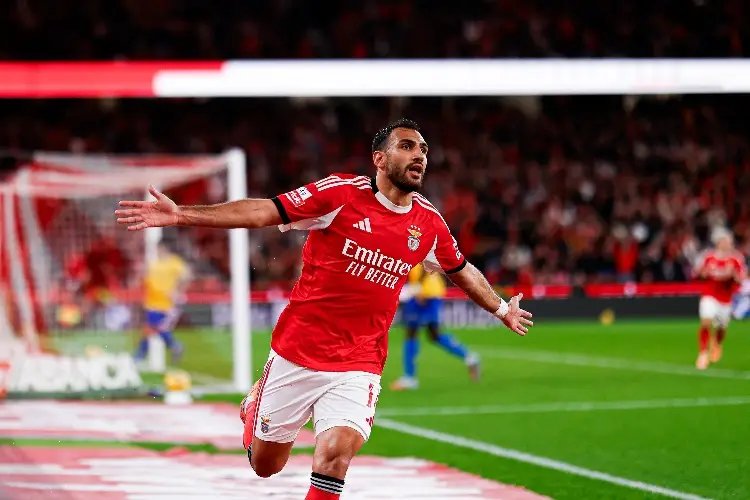 Con triplete de Pavlidis, Benfica vence al Estoril Praia en Portugal