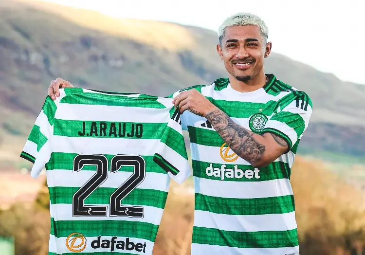 Julián Araujo se queda sin DT, apenas 4 días después de fichar con el Celtic