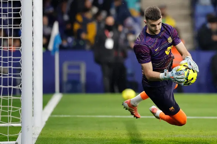 Joan García reaviva el debate sobre el portero titular de la selección española