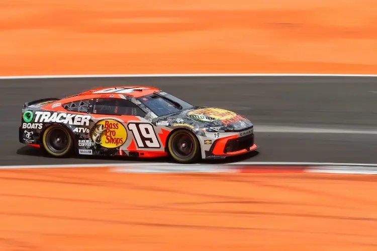 Renuncia comisionado de la NASCAR tras polémica que involucra a Michael Jordan