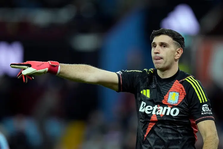 ¿Se pierde el Mundial? 'Dibu' Martínez sale lesionado en juego del Aston Villa 