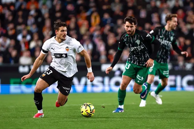 Valencia rescata un importante empate contra el Elche 