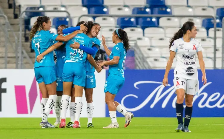 Rayadas golea a Necaxa y manda en la Liga MX Femenil 
