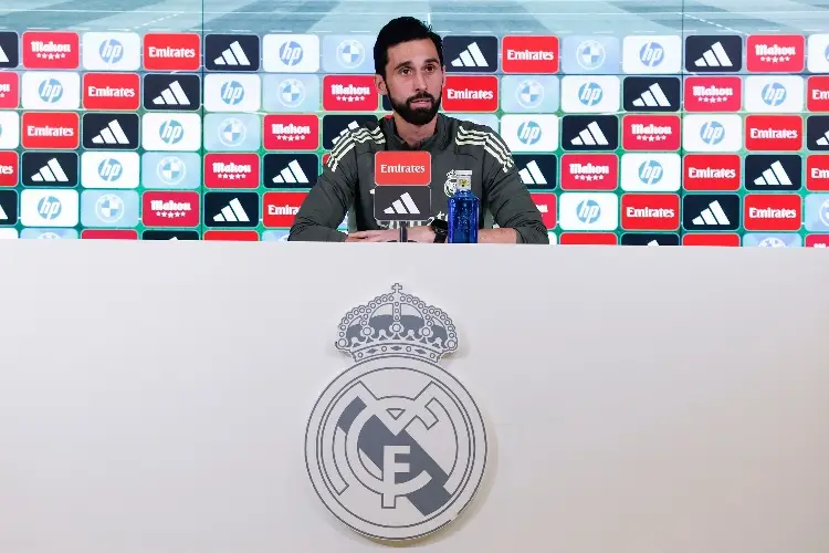 Álvaro Arbeloa presentado en el Madrid y con la obligación de ganar títulos