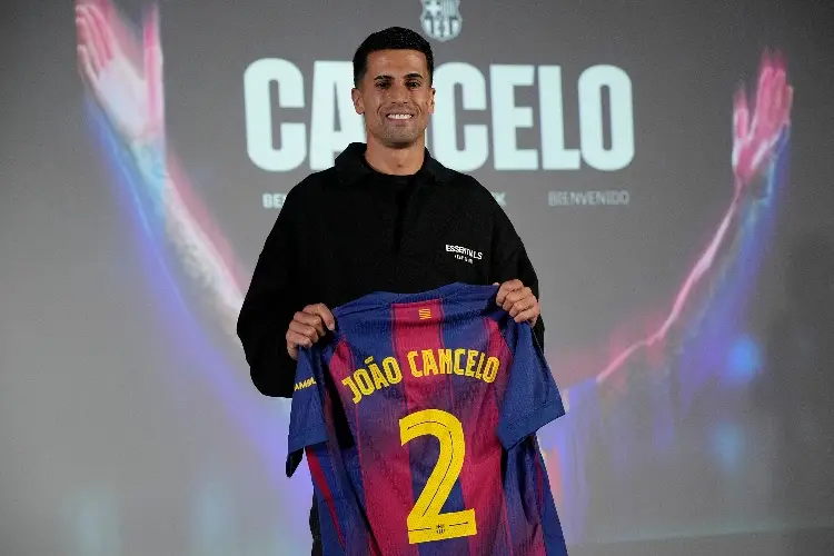 Joao Cancelo vuelve a Barcelona con la ilusión de continuar ganando títulos