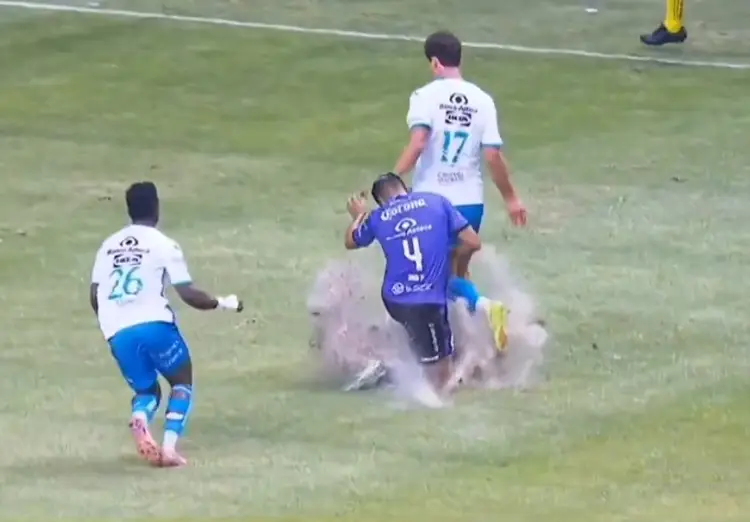 ¡No es el 'Pirata' Fuente! Terribles condiciones del césped en la Liga MX (VIDEO)
