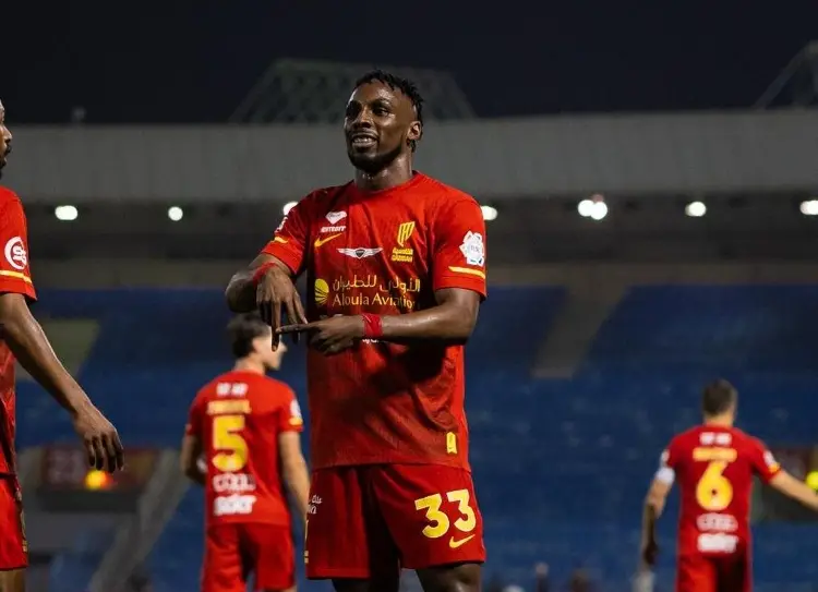 Quiñones anota Hat-Trick en Arabia Saudita y pelea título de goleo con CR7