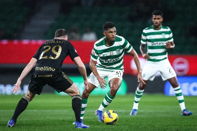 Sporting de Lisboa golea a Casa Pia y pelean el liderato de Portugal