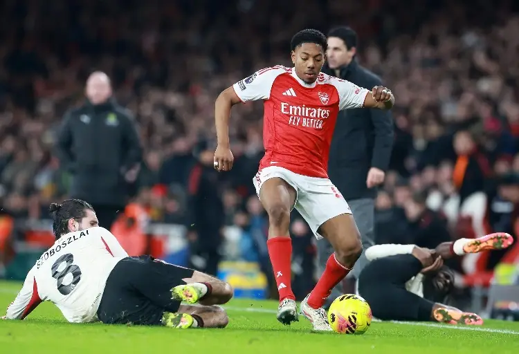 Arsenal suma un punto para mantenerse en el liderato de la Premier League 