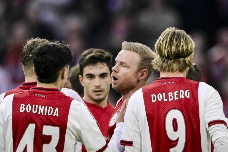 Ajax deja escapar una ventaja de dos goles y empata ante el Go Ahead Eagles