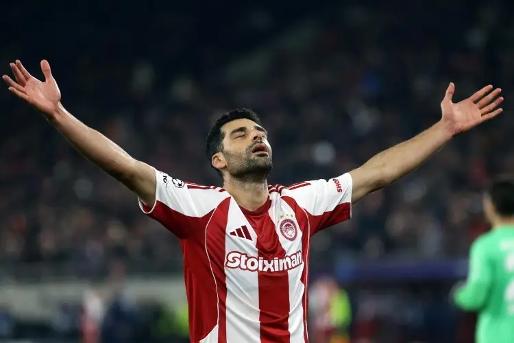 Olympiacos vence al Bayer Leverkusen y se mantiene vivo en la Champions