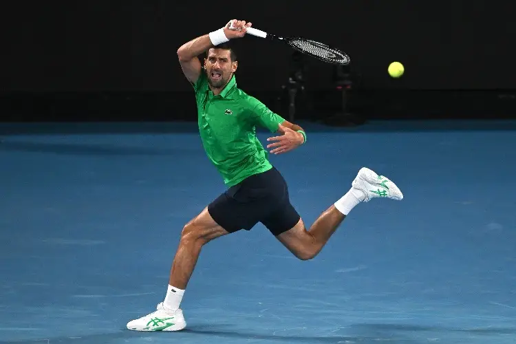 Djokovic avanza a cuartos de final del Australia Open tras retirada de su rival