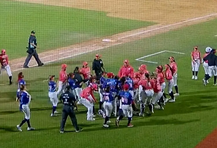 ¡Por andar de peleoneras! Suspenden a coach de El Águila de Veracruz (VIDEO)
