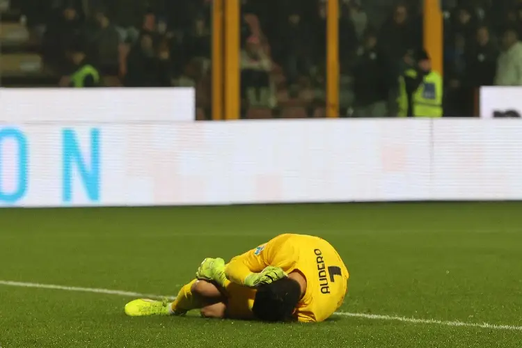 ¡Se volvieron locos! Afición del Inter de Milán lanza petardo al portero en pleno juego (VIDEO)