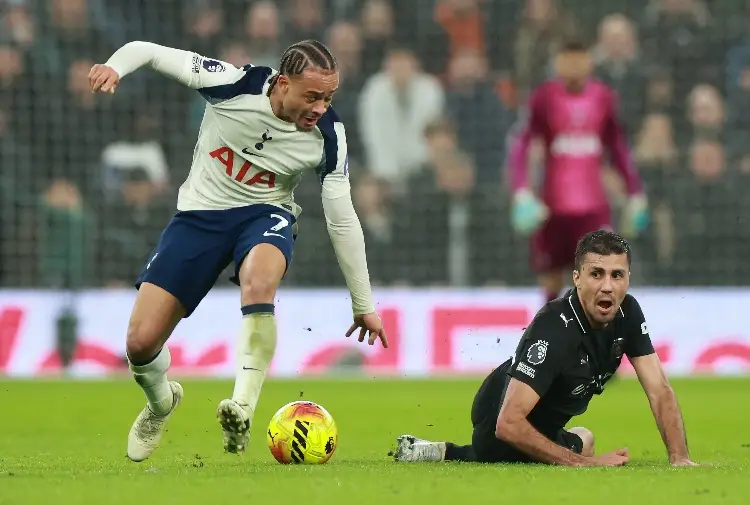 Golazo de escorpión aleja al Manchester City del título (VIDEO)