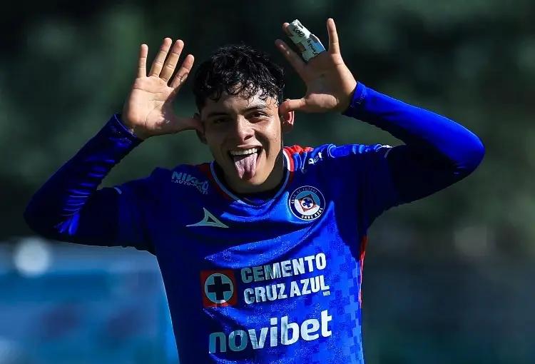 El veracruzano que debutó Cruz Azul en Liga MX y lucha por un lugar