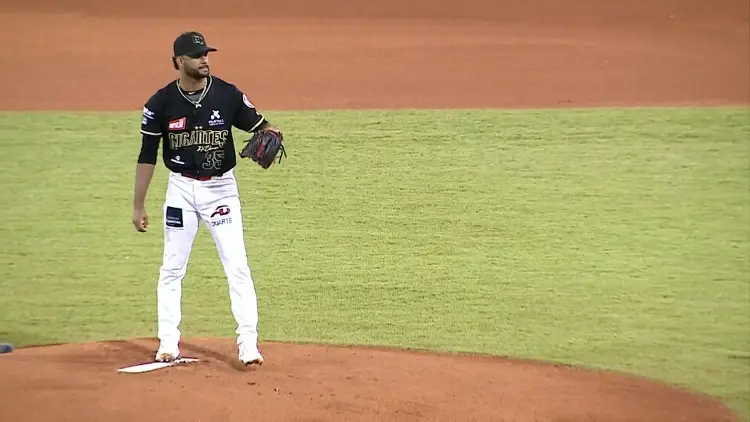 El Águila se refuerza con pitcher dominicano 