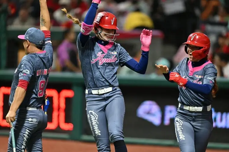 El Águila de Veracruz le pega a los Diablos en la Liga Mexicana de Sóftbol