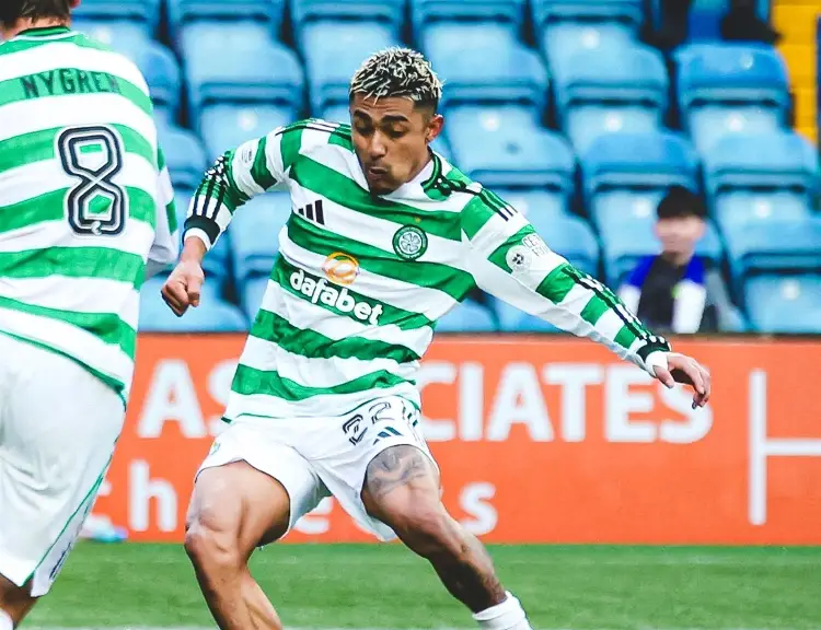 Mexicano Julián Araujo se estrena como goleador y lleva al Celtic a pelear el título