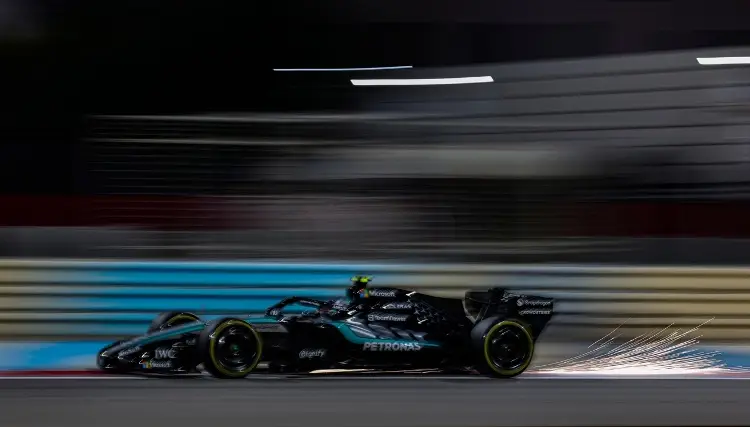 F1: Mercedes domina el segundo día de los test de pretemporada en Baréin 