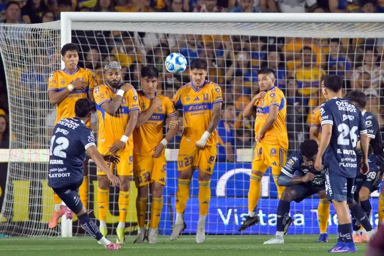 Con un golazo, Pachuca le remonta a Tigres en el 'Volcán' (VIDEO)