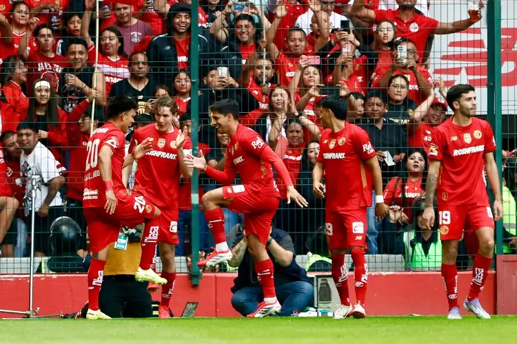 ¡Ardió el Infierno! Toluca vence a Chivas y se convierte en líder de la Liga MX