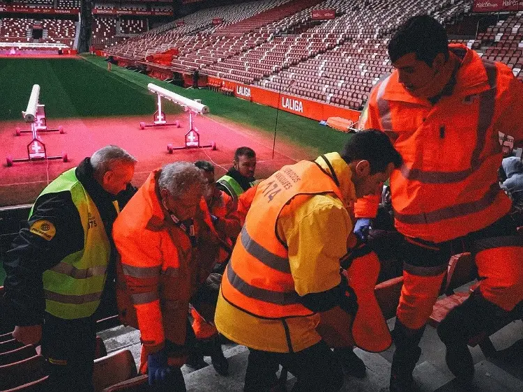 Suspenden juego en España tras muerte de un aficionado en las tribunas