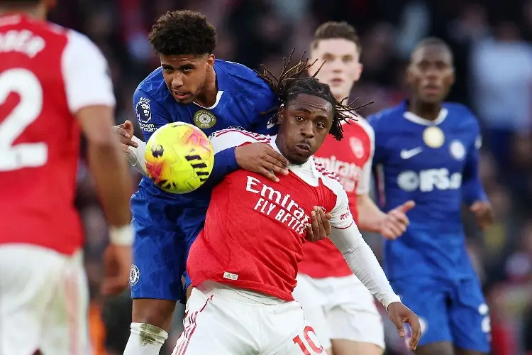 Arsenal le pega al Chelsea y aumenta la distancia en el liderato