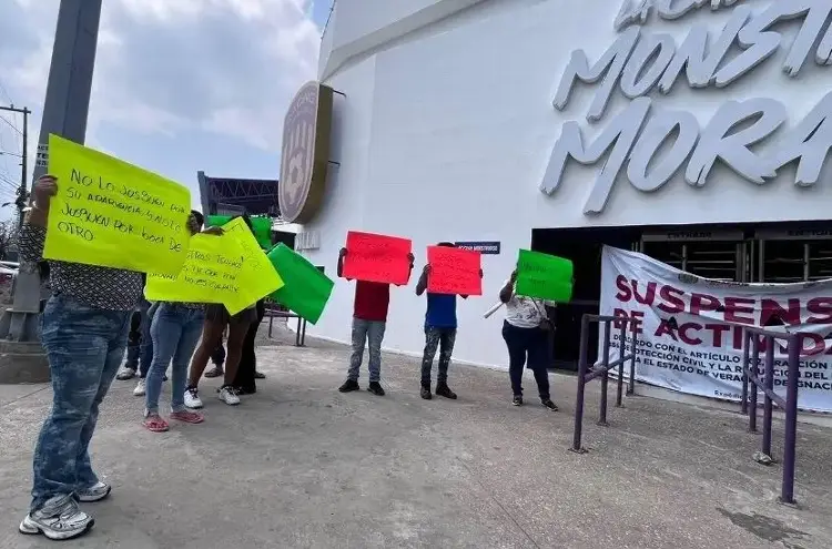 Se manifiestan familiares de persona detenida por riña tras juego del Racing de Veracruz