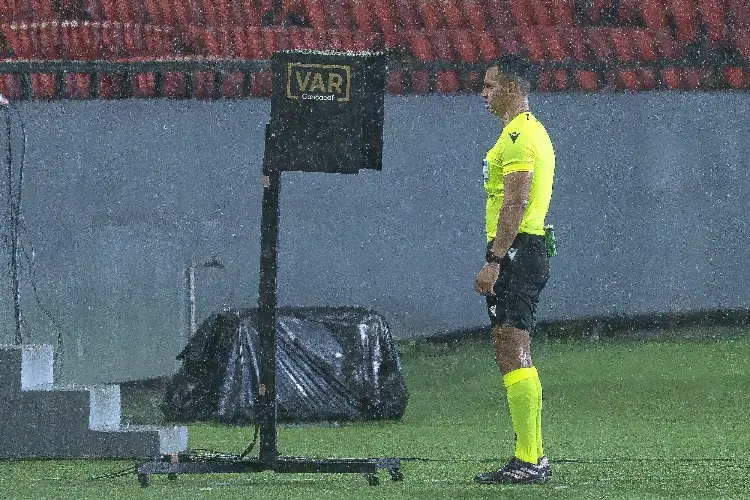 Premier League analiza introducir un VAR al estilo NFL