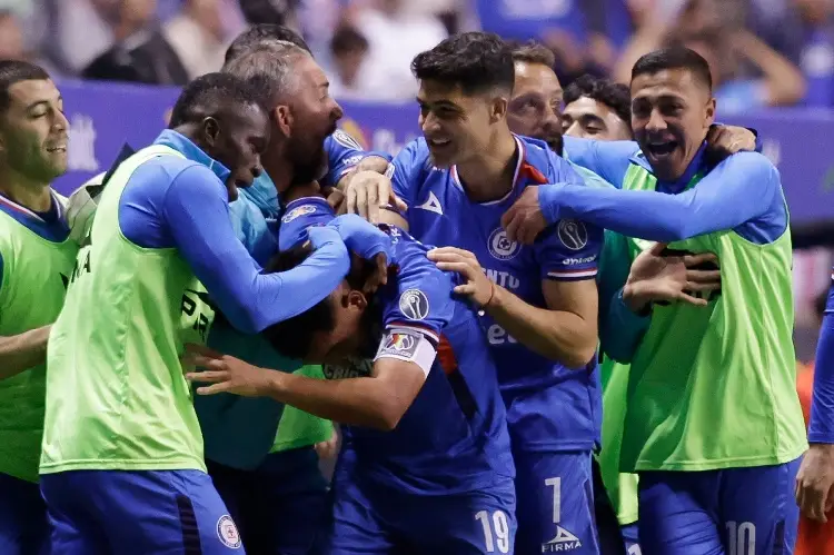 Cruz Azul mantiene el liderato tras ganarle a Santos Laguna 