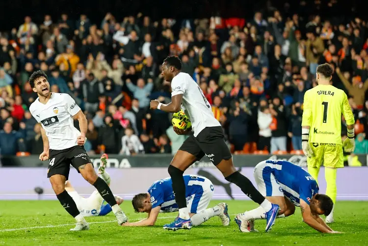 Valencia logra épica remontada sobre el Alavés y se aleja de la zona de descenso 