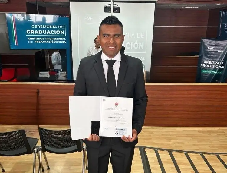 Ex jugador de Cruz Azul se convierte en árbitro profesional