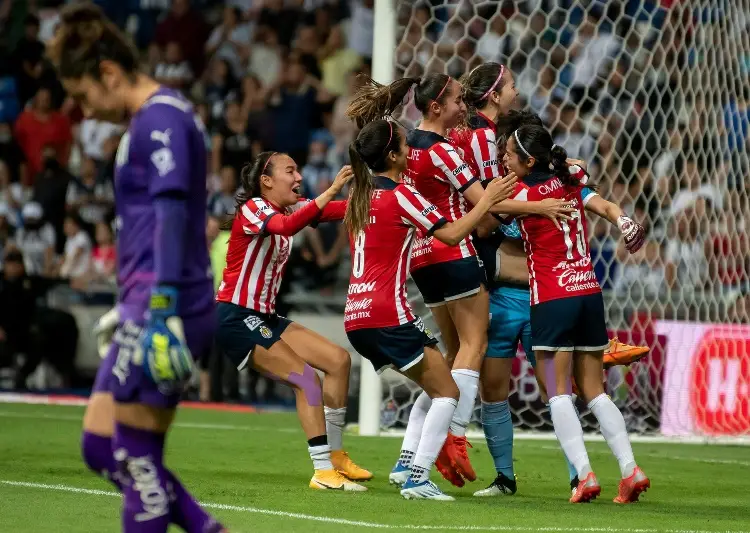 Chivas le pega al América en el Clásico Nacional de la Liga MX Femenil 