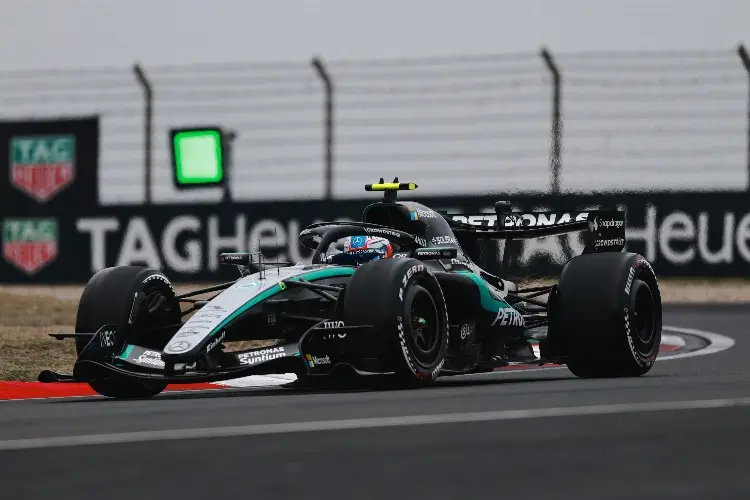Kimi Antonelli hace historia al ganar el GP de China; 'Checo' Pérez termina en último lugar