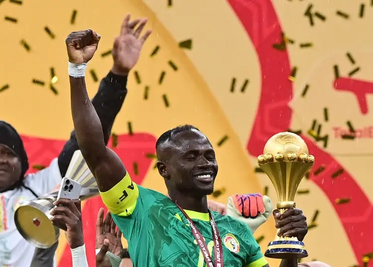 Renuncia secretario general del futbol africano tras despojar a Senegal del título de la Copa de África